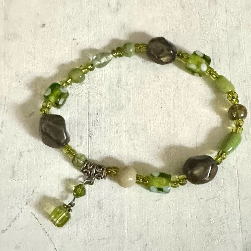 Green beaded stretchy bracelet